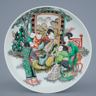 Een Chinees famille verte bord met musicerende dames, 19e eeuw