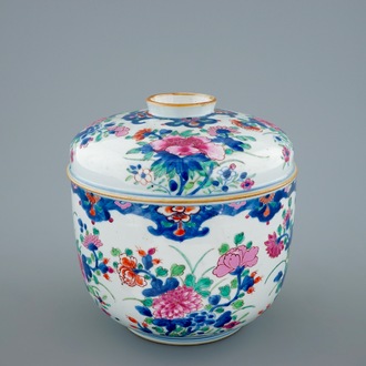 Een grote Chinese famille rose dekselkom, Qianlong, 18e eeuw