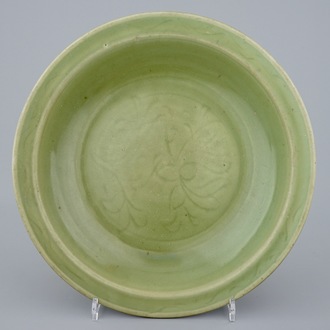 Un grand plat en céladon de Longquan à décor floral incisé, Chine, Dynastie Ming, 15ème