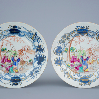 Een paar Chinese famille rose borden met mandarijns decor, Qianlong, 18e eeuw