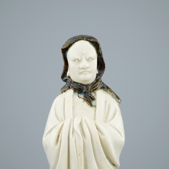 Een ongewone Chinese Dehua blanc de Chine figuur van een Luohan met zwarte shawl, 19e eeuw