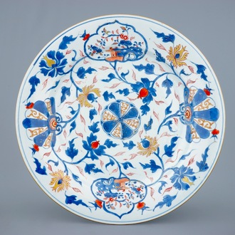 Een Chinese Imari-stijl schotel met bloemenslingers, Kangxi