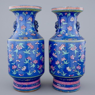 Een paar Chinese vazen met famille rose decor van bloemen op blauwe fond, 19e eeuw