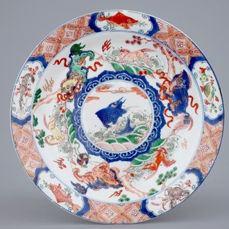 Een Chinees famille verte bord met een karper, paarden en boeddhistische leeuwen, Kangxi