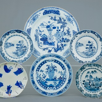 Een lot van 6 diverse blauw-witte Chinese schotels en borden, 18/19e