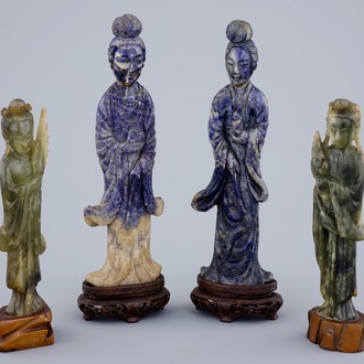 4 Chinese gesculpteerde Guanyin in lapis lazuli en donkergroene jade, 19/20e eeuw