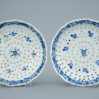 Een paar Chinese blauw-witte vergieten naar Delftse voorbeelden, Qianlong, 18e eeuw