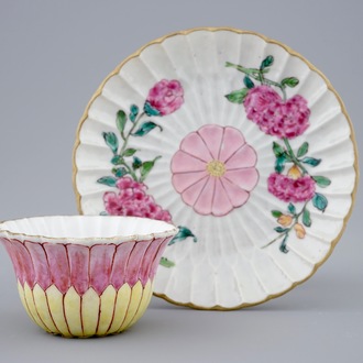 Een Chinese famille rose kop en schotel in lotusvorm, Yongzheng, 1723-1735