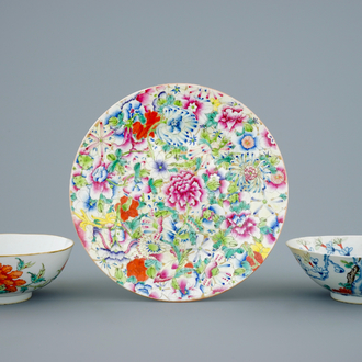 Twee Chinese kommen met floraal decor en een millefleur bord, 19e eeuw