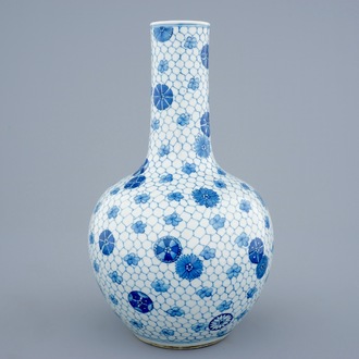 Een blauw-witte Chinese tianqiuping bolvaas, 19e eeuw