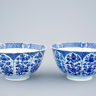 Een paar blauw-witte Chinese kommen met floraal decor, Kangxi