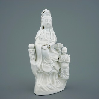 Een Chinese Dehua blanc de Chine figuur van Guanyin met kind, 18/19e eeuw