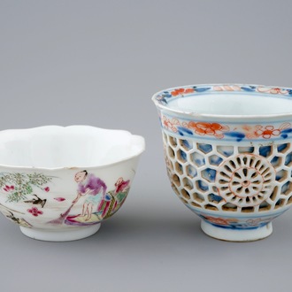 Een dubbelwandige Chinese kom in Imari-stijl, Kangxi en een famille rose kop, Yongzheng