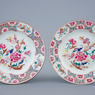 Een paar Chinese famille rose borden met bloemen, Qianlong, 18e eeuw