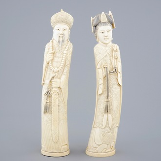 Een paar keizerlijke figuren in Chinees ivoor, ca. 1900