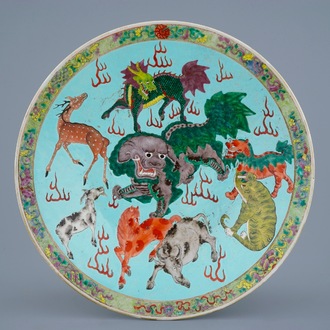 Een Chinese schotel met dieren op een turquoise fondkleur, 19e eeuw