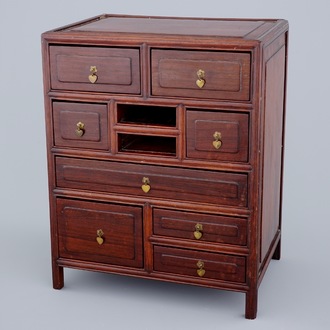 Een klein kabinet in hongmu hout, China, begin 20e eeuw
