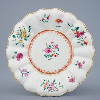 Een gelobd Chinees famille rose bord, Qianlong, 18e eeuw