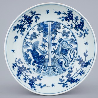 Een Chinese blauw-witte schotel met olifant en leeuw, Ming Dynastie, 16e eeuw