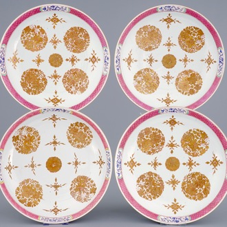 Een set van 4 grote Chinese famille rose schotels, Qianlong, 18e eeuw