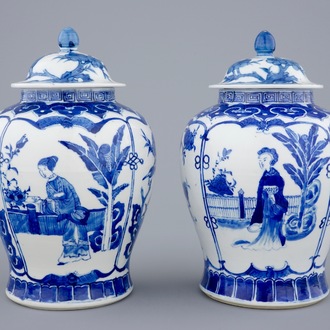 Een paar Chinese dekselvazen met lange Lijzen, 19e eeuw