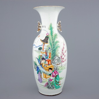 Un vase en porcelaine de Chine famille rose, 19/20ème