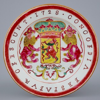 Een Chinees famille rose bord met het wapen van de VOC, gedateerd 1728, Yongzheng