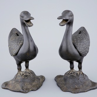 Een paar Chinese bronzen wierookbranders in de vorm van eenden, 18/19e eeuw