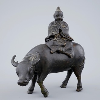 Een Chinese bronzen wierookbrander in de vorm van een wijze op een buffel, 19e eeuw