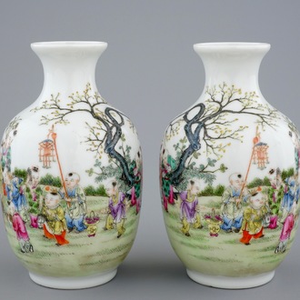 Een paar Chinese famille rose vaasjes met spelende jongens, 20e eeuw