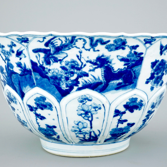 Een grote Chinese blauw-witte kom met gelobde rand, Kangxi