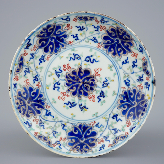 Een Chinees doucai bord met lotusbloemen, 19/20e eeuw