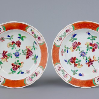 Een paar grote Chinese famille rose borden met floraal decor, Qianlong, 18e eeuw
