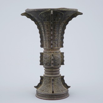 Een Chinese bronzen gu vaas, late Ming Dynastie