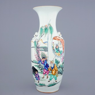Un vase en porcelaine de Chine famille rose à décor de pêcheurs, 19/20ème