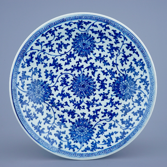 Een grote blauw-witte Chinese schotel met lotus scrolls, Qianlong merk en periode