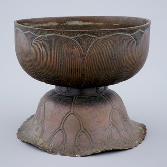 Een Chinese bronzen coupe in de vorm van een lotusbloem, vroege Qing Dynastie