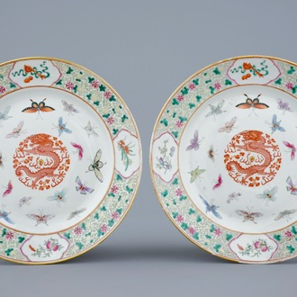 Een paar Chinese borden in keizerlijke Guangxu stijl, Jiangxi Porcelain Company, begin 20e eeuw