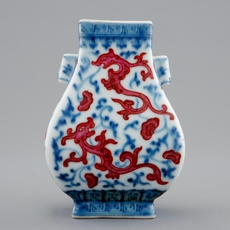 Een klein Chinees hu vaasje met overglazuur robijnrood decor van feniksen, Qianlong gemerkt, 19/20e eeuw