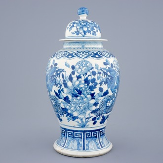 Een blauw-witte Chinese dekselvaas met draken, 19e eeuw