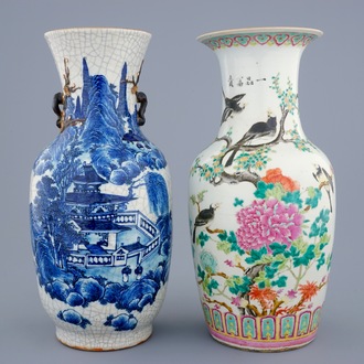 Twee Chinese vazen in blauw-wit en famille rose porselein, 19e eeuw