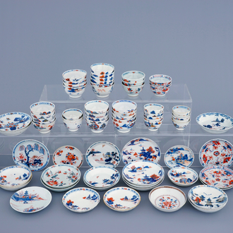 Een grote collectie van 42 Chinese Imari-stijl schotels en 44 koppen, Qianlong, 18e eeuw