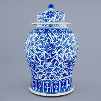 Een Chinese blauw-witte dekselvaas met decor van lotus scrolls, 19e eeuw