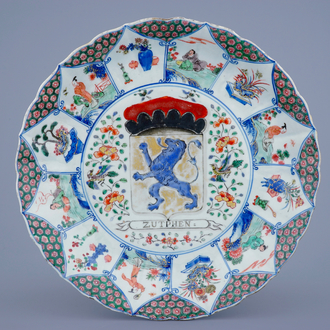 Een grote Chinese famille verte schotel met het wapen van Zutphen, Kangxi/Yongzheng, ca. 1720