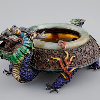 Een Chinese wierookbrander van geëmailleerd zilver en jade, 19/20e eeuw