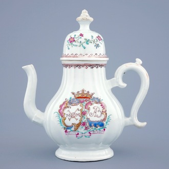 Een Chinese famille rose theepot met wapen voor de Nederlandse markt, Qianlong, 18e eeuw