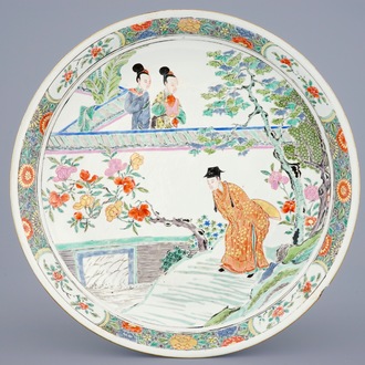 Een grote Chinese famille rose schotel met figuren in een tuin, Kangxi/Yongzheng, begin 18e eeuw