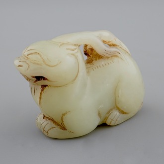Een Chinees celadon jade snijwerk van een mythologisch hert, 18/19e eeuw