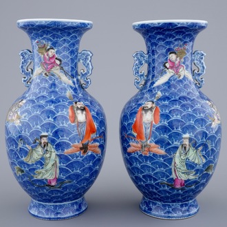 Een paar Chinese famille rose vaasjes met figuren op blauwe golven, 19/20e eeuw