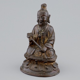 Een Chinese bronzen figuur van een wijze met scepter, Ming Dynastie